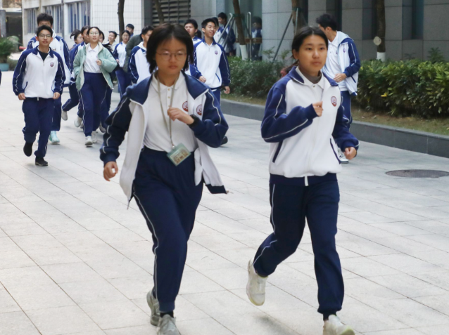 不断夯实基础教育高质量根基为孩子们的健康成长撑起一片蓝天