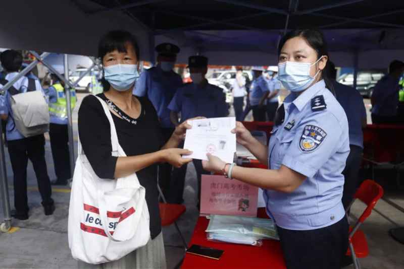 为激励读高中的儿子好好读书，东莞一位50岁的母亲两次参加高考