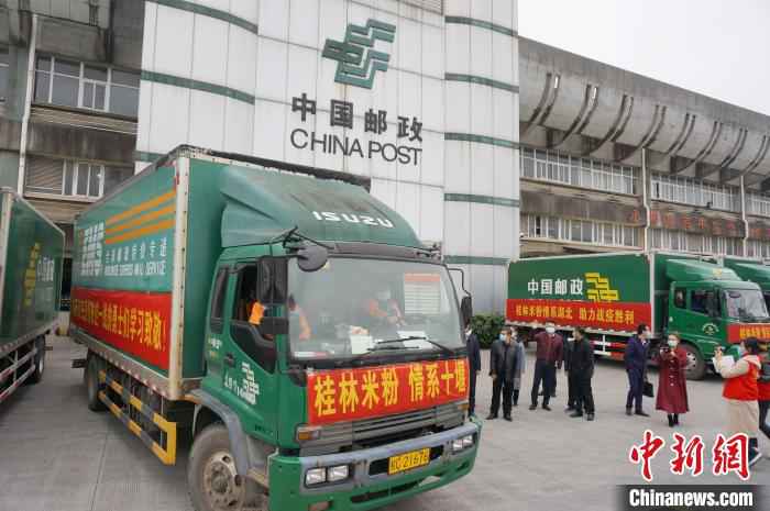 图为桂林市驰援湖北省物资车辆出发。 欧惠兰 摄 桂林以特色小吃援助湖北 3.9万碗桂林米粉支援湖北抗疫