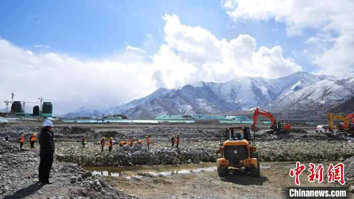 图为3月16日,多辆装载机正有条不紊地进行防冲槽抛石回填作业。 张伟 摄 西藏拉萨河综合整治工程总体进度未受影响