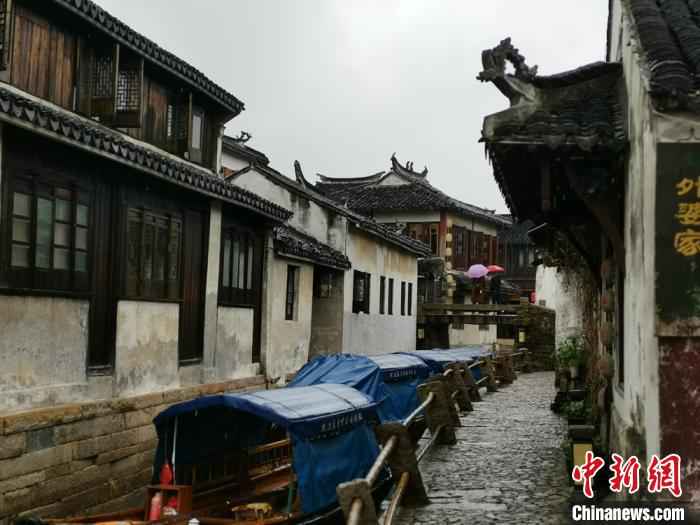 800游人走进水墨周庄感受烟雨江南