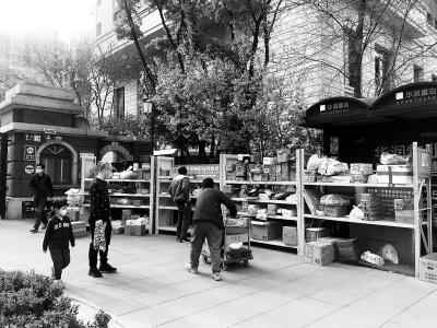 小区门前快递一放两个月 货架方便反让人“懒惰”?